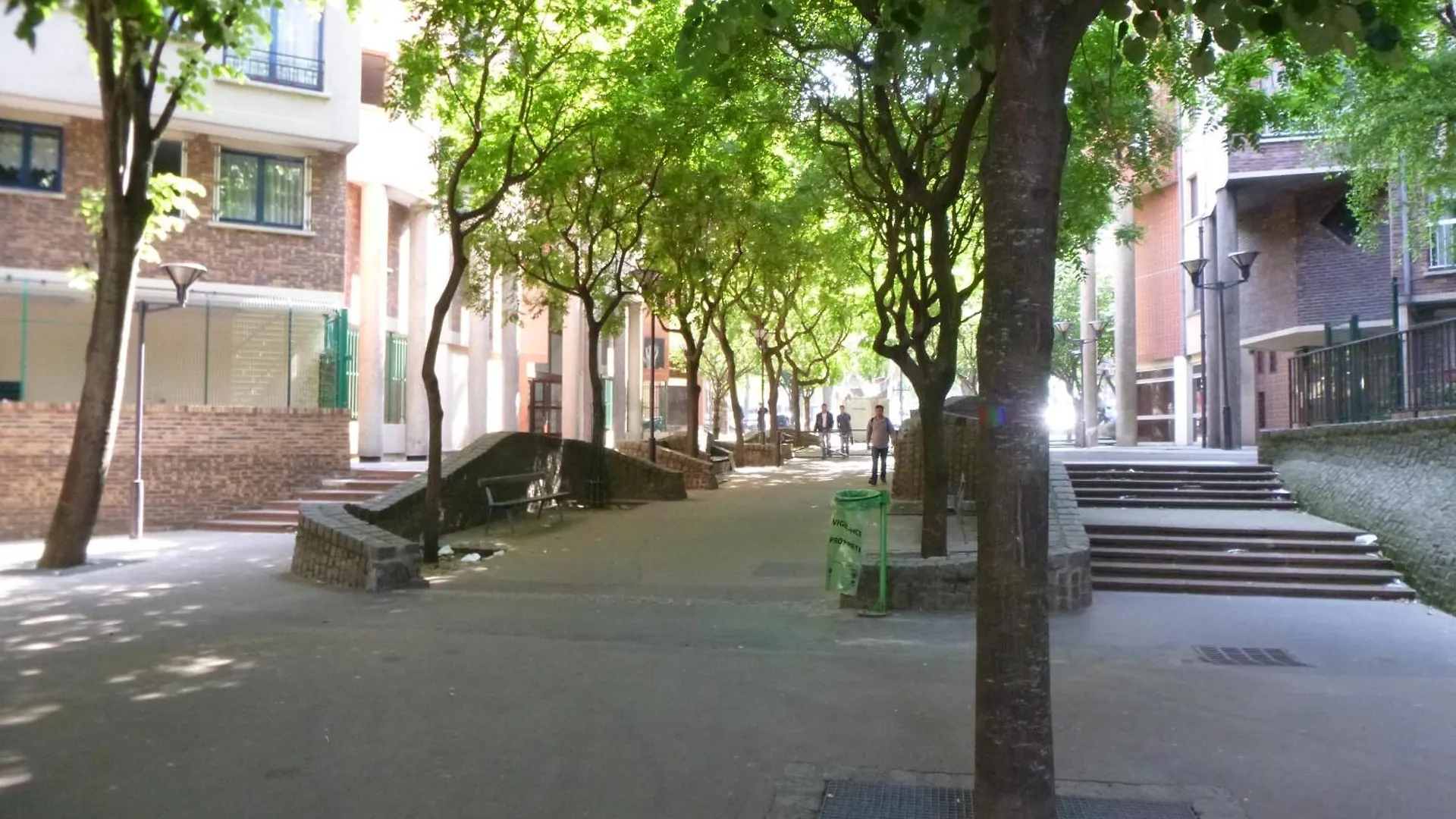 Familial - Canal St Martin باريس